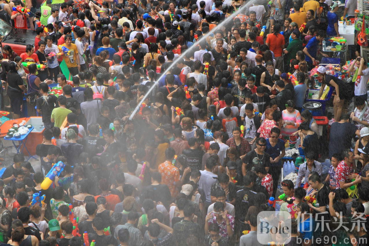 s250314_songkran-festival-essential-gear_06.jpg